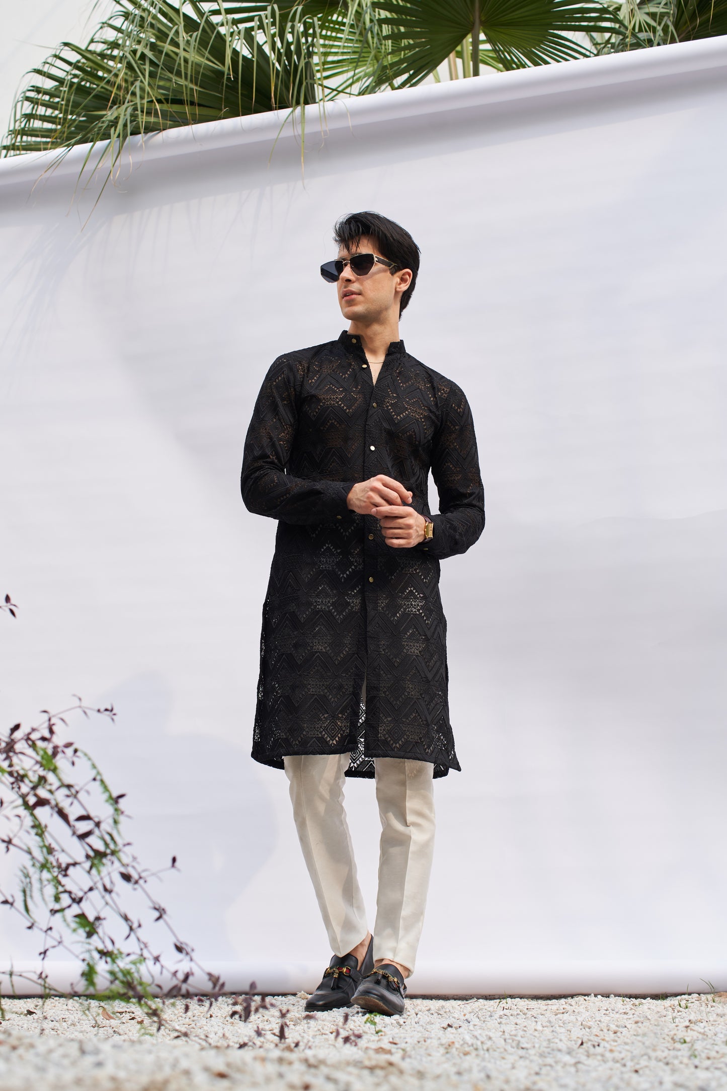 Men black kurta and white trousers